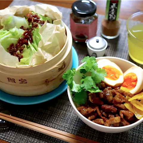 「桜エビ醤」を使ってみたSnapdishの料理・レシピ写真:ルーロー飯と蒸しレタス