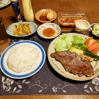 ご飯、ビーフステーキ、野菜ソテー、トマト&レタス、チヂミ、キムチ、味玉、六条麦茶、練乳かけ手作り牛乳プリン(夕飯)|enarinさん