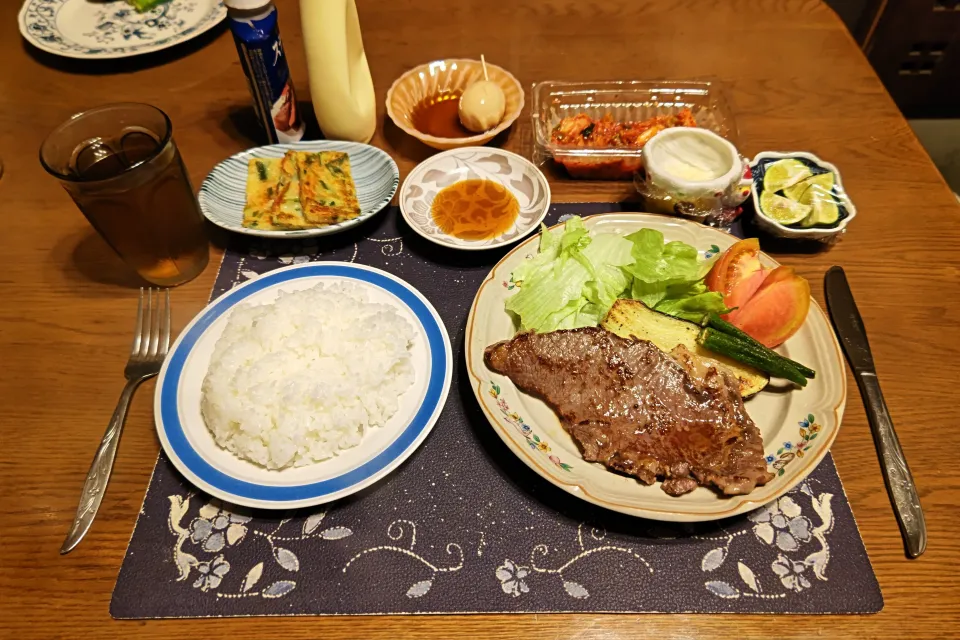 ご飯、ビーフステーキ、野菜ソテー、トマト&レタス、チヂミ、キムチ、味玉、六条麦茶、練乳かけ手作り牛乳プリン(夕飯)|enarinさん