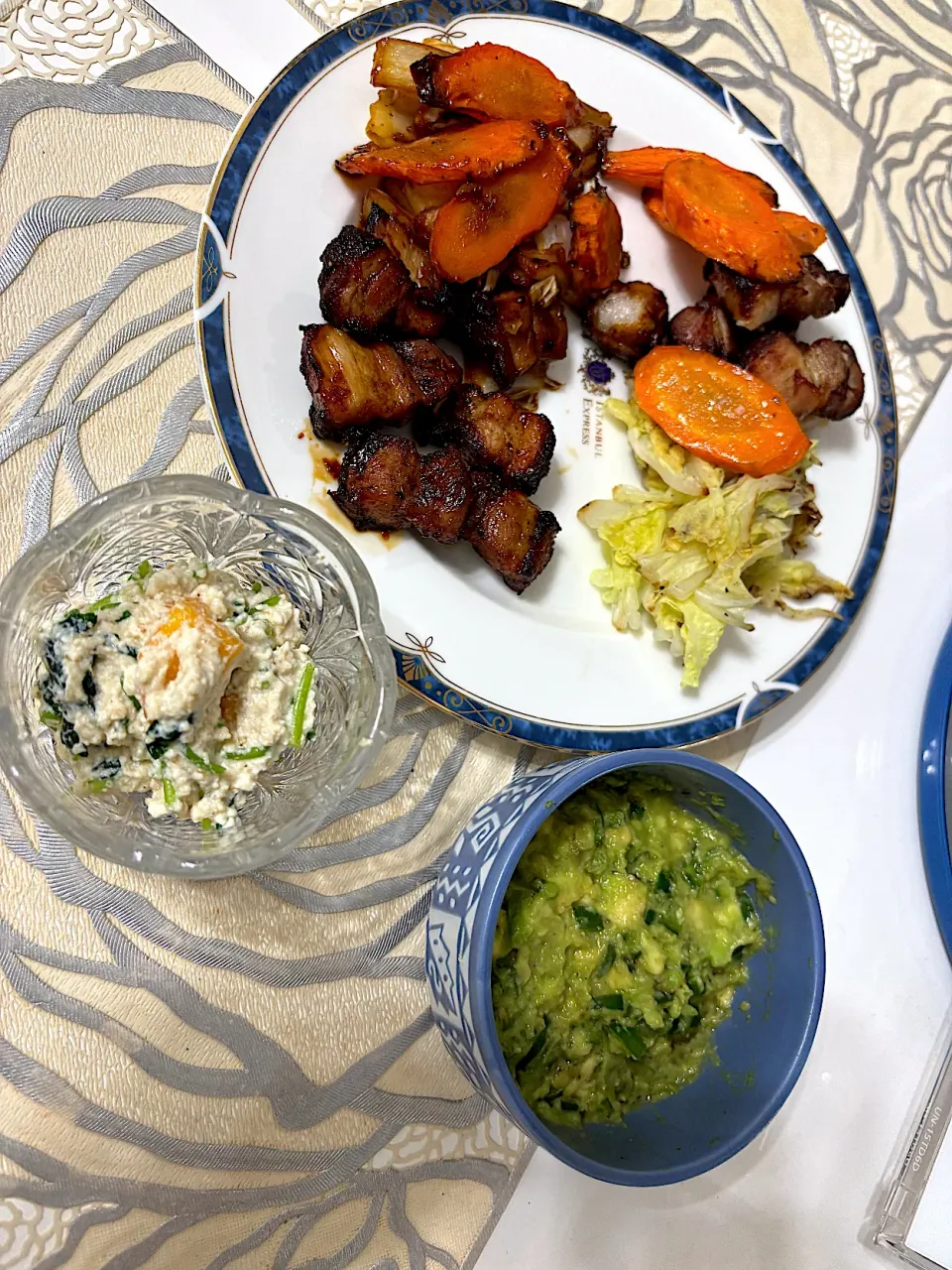 豚の照り煮　白菜炒め　アボガドピーマンのニンニクソース　柿と三つ葉の白和え|卍さん