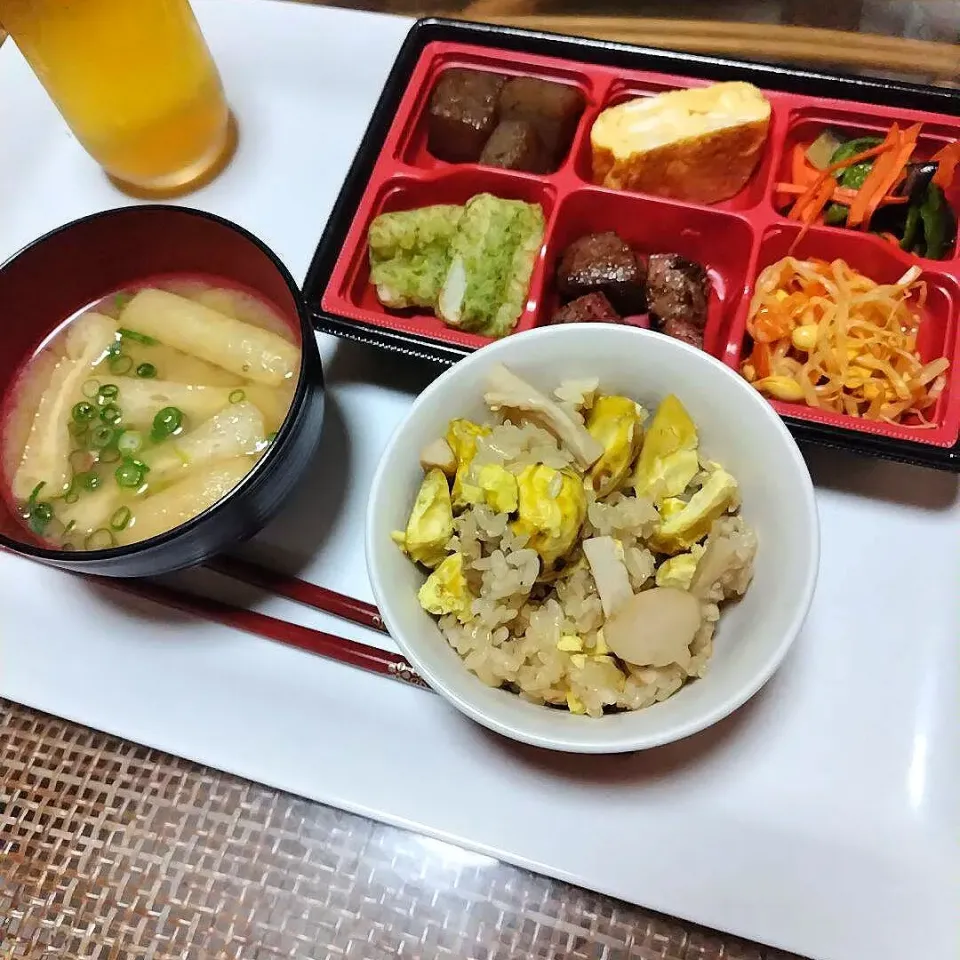 パパ作、栗とタケノコの形に切ったエリンギおこわと弁当の空き箱おかずです✨|rikako♪。.:＊さん