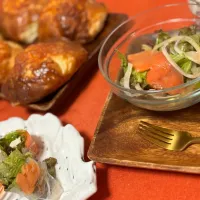 チーズベーコン玉ねぎパンと生春巻きとサーモンサラダ| まゆさん