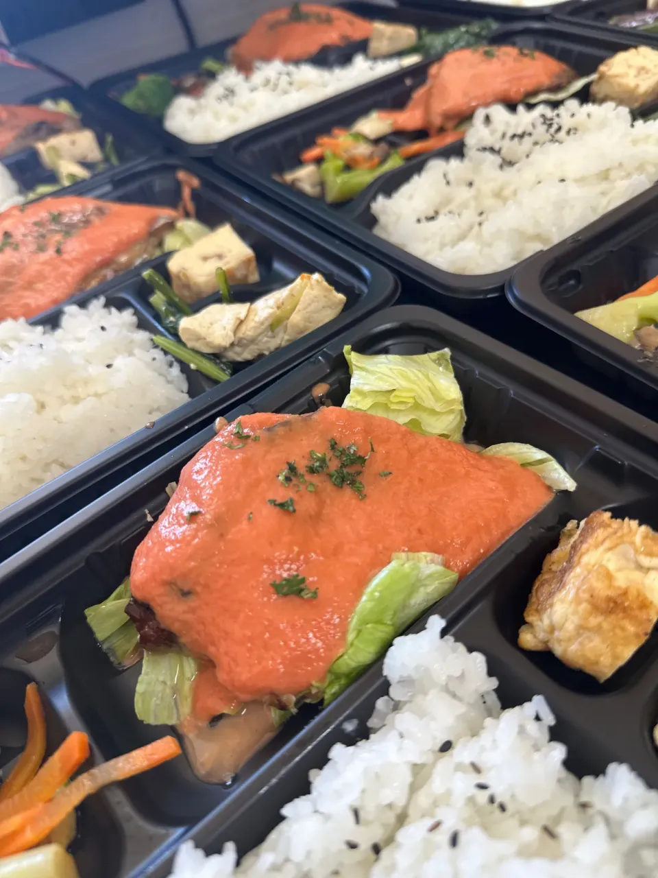 ムロアジのソテー・トマトクリームソース弁当|沖縄「ピロピロ」ライフさん