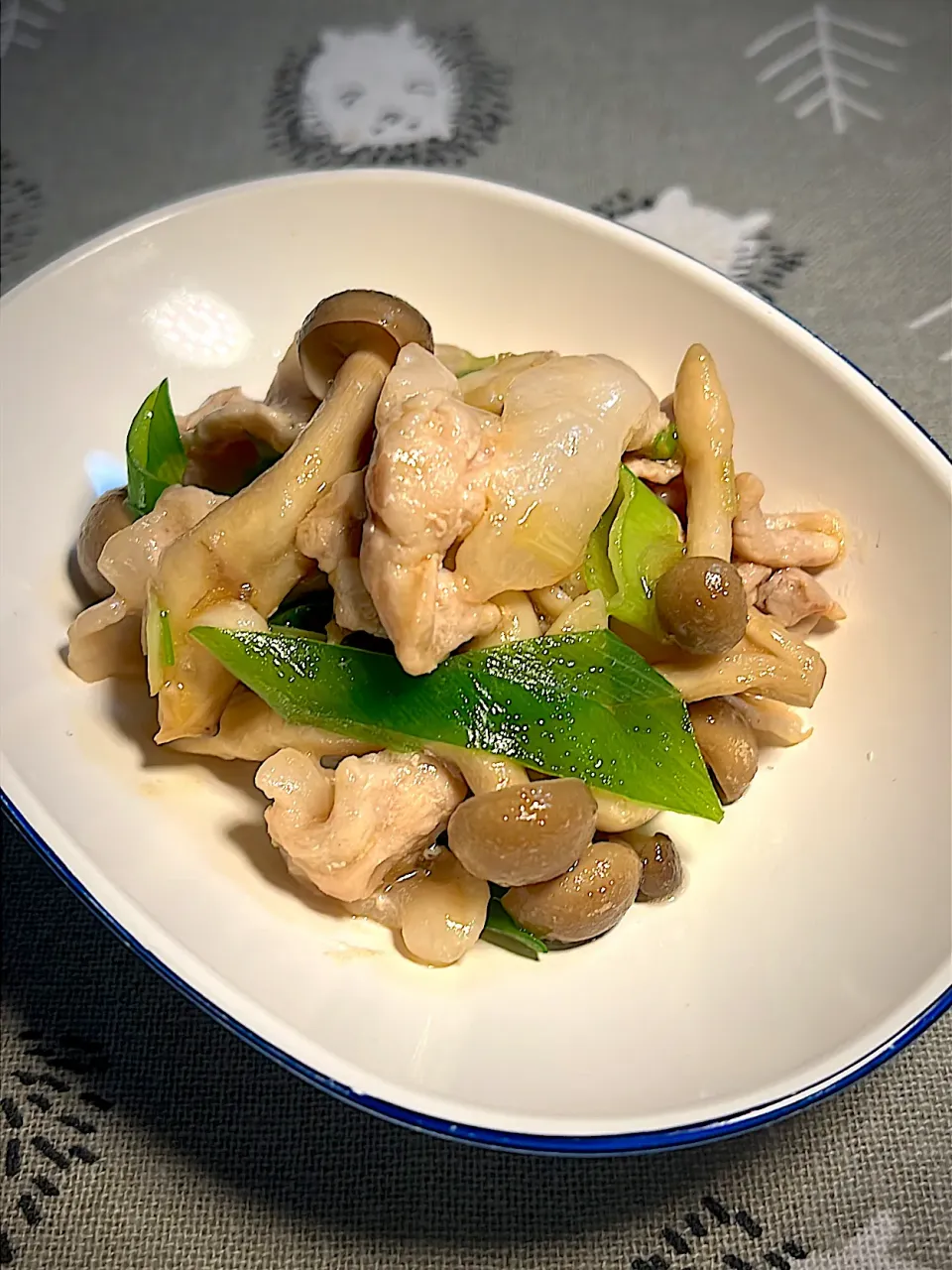 豚コマをキノコと炒め|Hiiisaさん