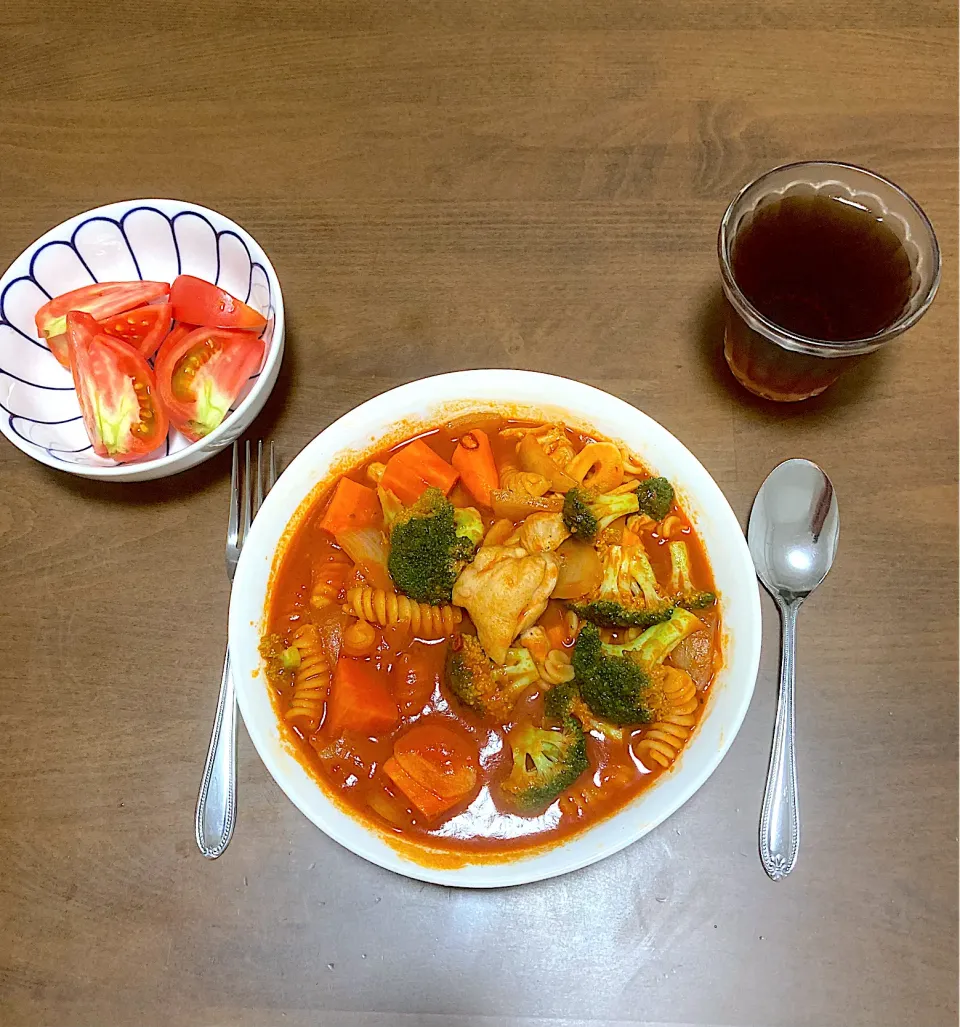 フスィリ（ショートパスタ）入りチキンとブロッコリーとにんじんのトマトシチュー　先週水曜からの東京出張前に開栓してしまったトマトジュースとポトフのために買ったブロッコリーの消費メニューです。今日はぼっちご飯ですが、明日からはやとが来ます😀|なびさん