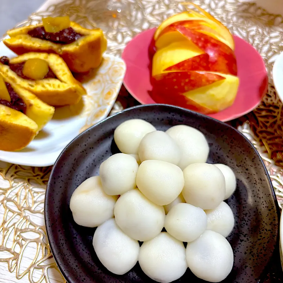 (10/6)5歳児にまる任せした🍡お月見団子♡ チョコと黒砂糖を入れたそうです。|Kahoさん