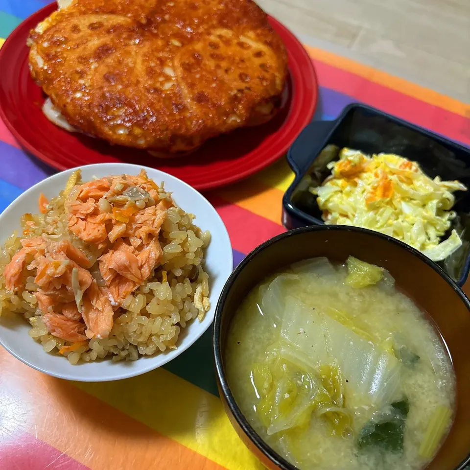 鮭の炊き込みご飯and蓮根と鶏ミンチのカリカリチーズ焼き♬|panchiさん