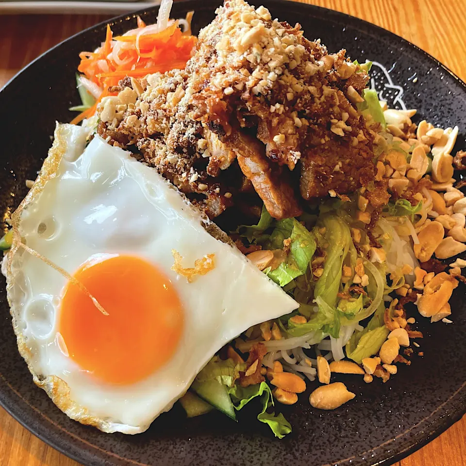 Bún thít nướng / 豚肉野菜乗せブン|七海さん