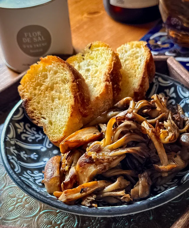 Snapdishの料理・レシピ写真:ⰔきのこのソテーonバケットⰔ｜ワインがすすむ！簡単おつまみで乾杯しよう♪