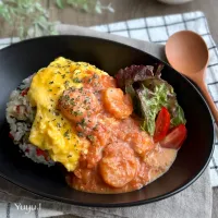 エビトマトクリームソースのオムライス（ほうれん草とベーコンのライス）