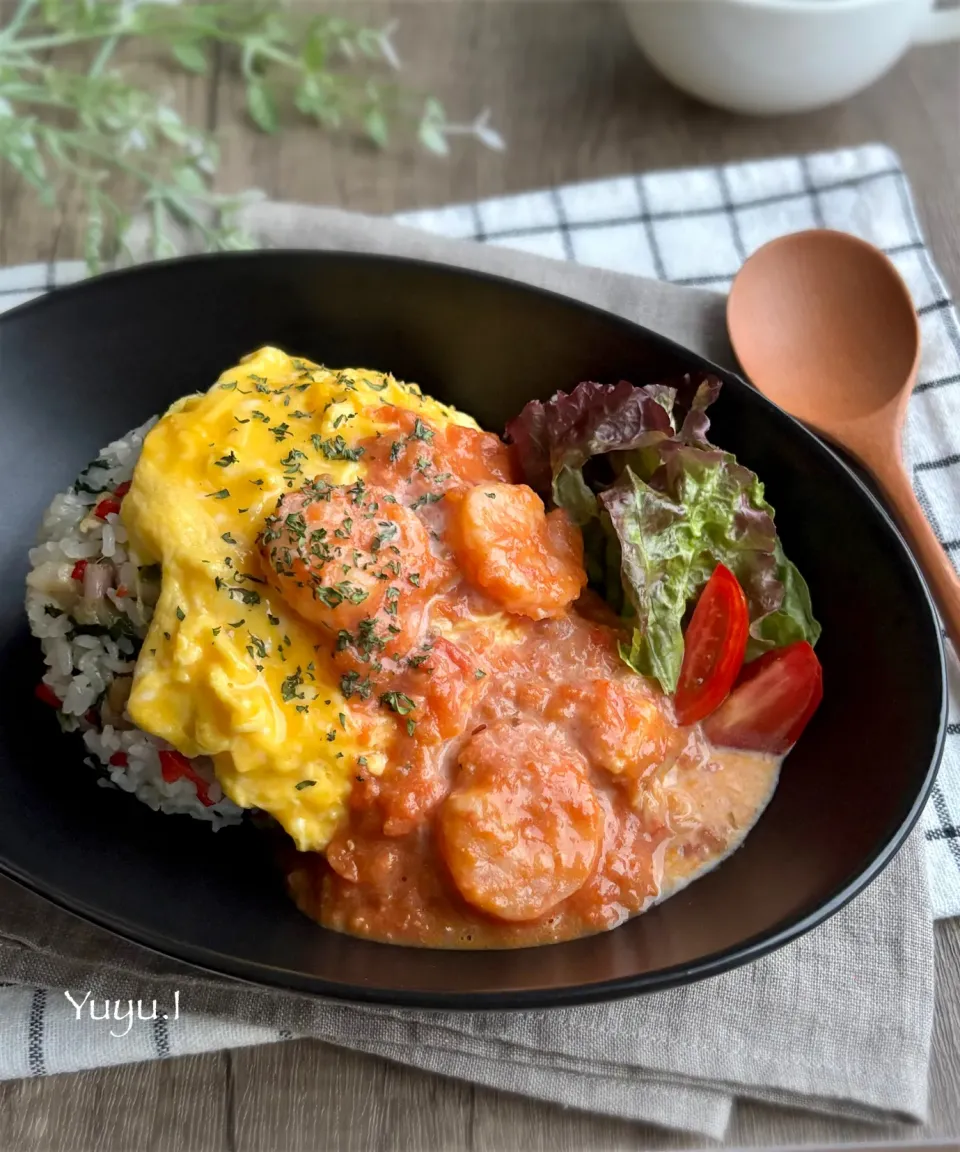 エビトマトクリームソースのオムライス（ほうれん草とベーコンのライス）|ゆーこどんさん