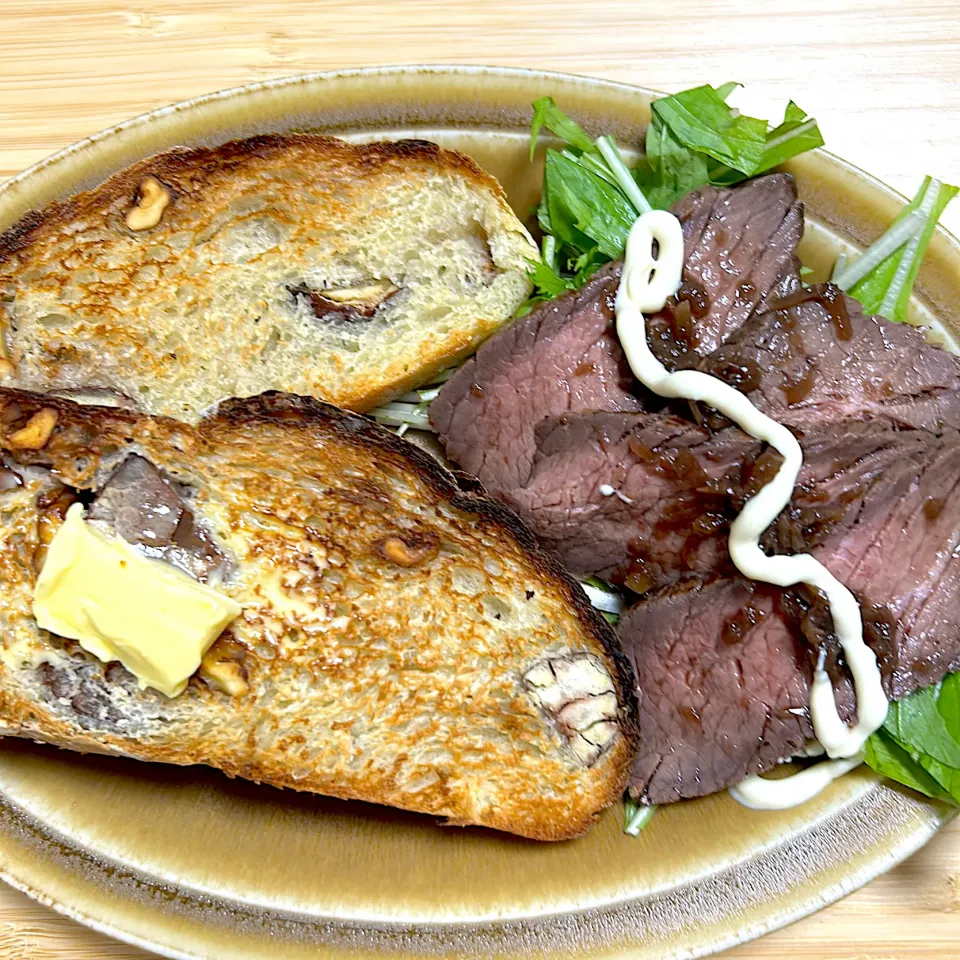 #栗とクルミのカンパーニュトースト #ローストビーフサラダ|トリさん