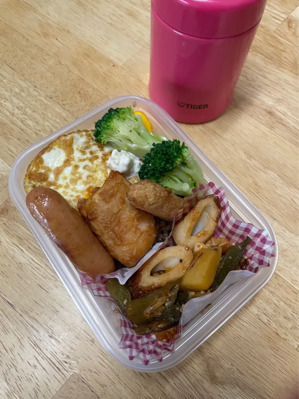 冷凍じゃない弁当、目玉焼き、シャウエッセン、ちくわとさつまいもとオクラスイートチリ炒め、唐揚げ、練り物、ブロッコリー、玄米ご飯|pandavさん