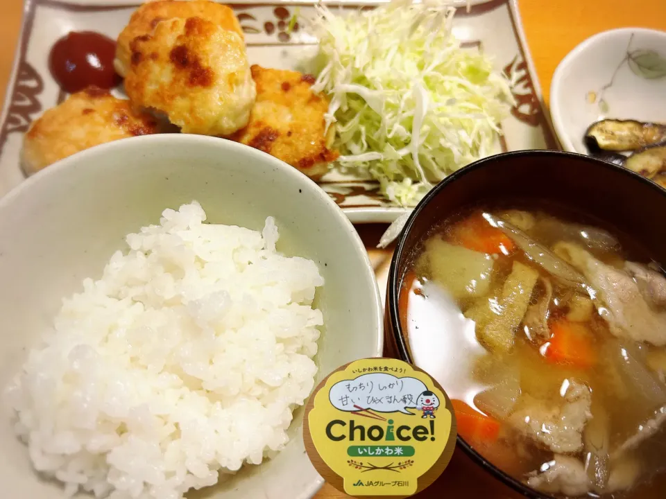 ひゃくまん穀ご飯🍚　豚汁　ナゲット豆腐入り　　揚げなす🍆|あやこさん