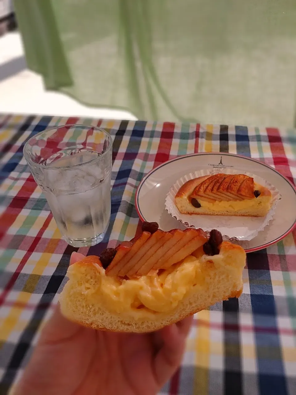 シナモンりんごとカスタードのパン（切ったところ）|みりさん