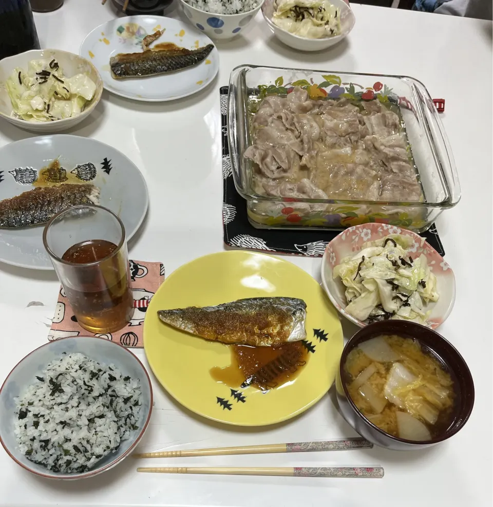 晩御飯☆みそ汁（白菜・大根・しめじ）☆キャベツの塩昆布和え☆豆苗とエノキと豚バラの蒸ししゃぶ☆塩鯖☆わかめご飯|Saharaさん