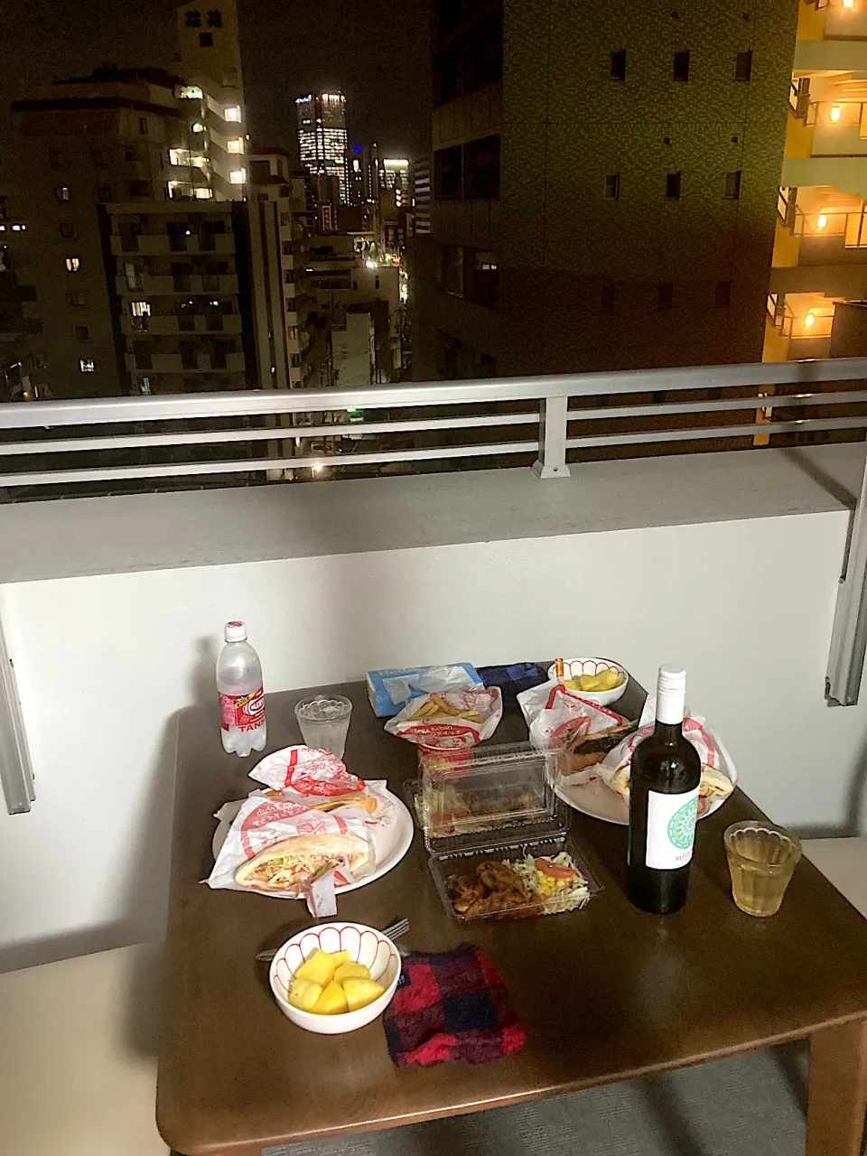 ベランダではやとのウェルカムディナー　いただきまーす😋＆かんぱーい🥂（実況中継終了）|なびさん