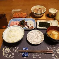 鉄火巻き、鰹のたたき、イカの食べ比べセット、イカと里芋の煮物、キムチ、味噌汁、烏龍茶、練乳かけ手作り牛乳プリン(夕飯)|enarinさん