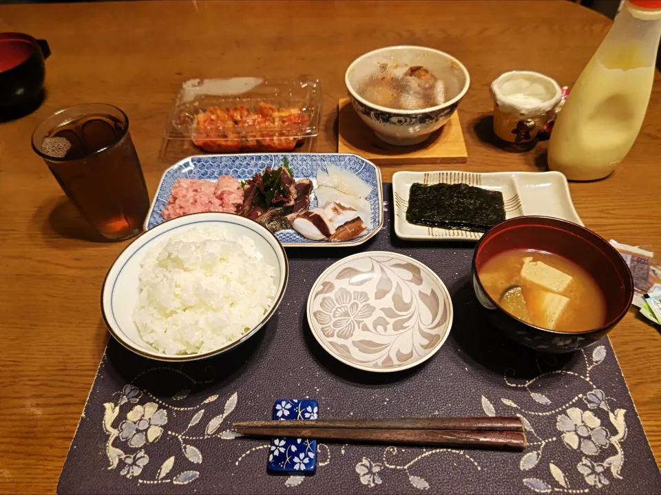 鉄火巻き、鰹のたたき、イカの食べ比べセット、イカと里芋の煮物、キムチ、味噌汁、烏龍茶、練乳かけ手作り牛乳プリン(夕飯)|enarinさん