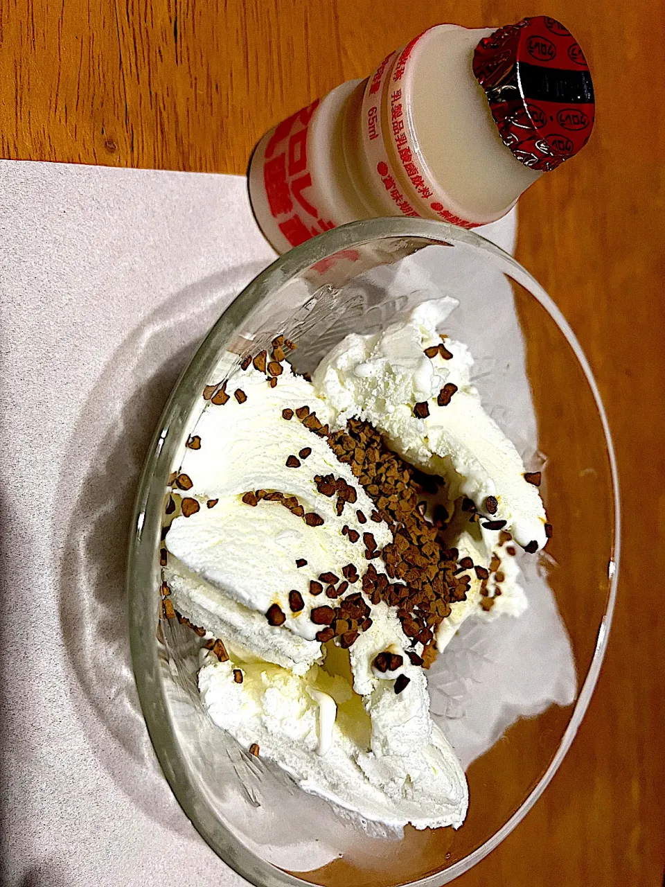 見える子ちゃん を観ながら #夜おやつ　粉コーヒーかけアイスクリーム、ヤクルト(ヤクルトもどき)|ms903さん