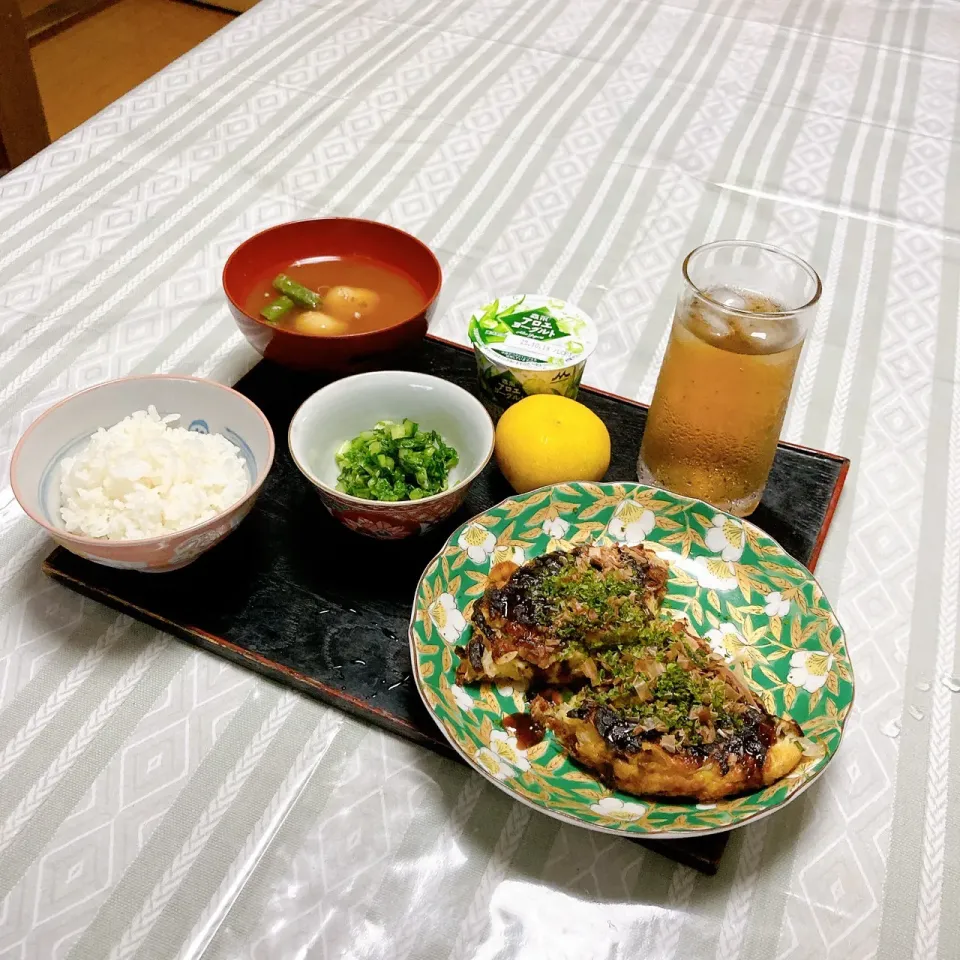 grandmaの晩ごはん☆ 今日は夏日…暑かった
今夜はお好み焼き、大根菜の間引きで簡単浅漬けが食べたかったからお好み焼きは半分に…
大根菜が美味しそう
頂きます|kaoriさん