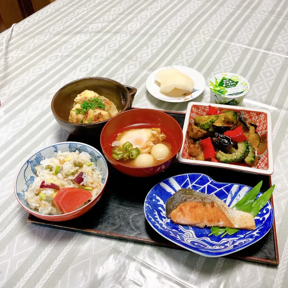 grandmaの晩ごはん☆ 10月7日 今日は中秋の名月…とても綺麗なお月様🌕が出てます

黒豆をもらったからさつま芋とでご飯を…月見玉子と団子でお味噌汁を…揚げ出し豆腐と茄子、ゴーヤ、ピーマン🫑の味噌炒め、鮭を焼きました
頂きます|kaoriさん