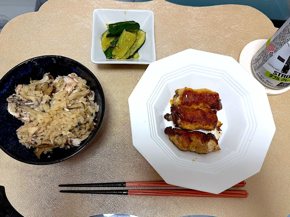 鯖と舞茸の炊き込みご飯🐟🍄‍🟫と豚肉のエリンギとしそチーズ巻き🧀|S h i z🦋さん