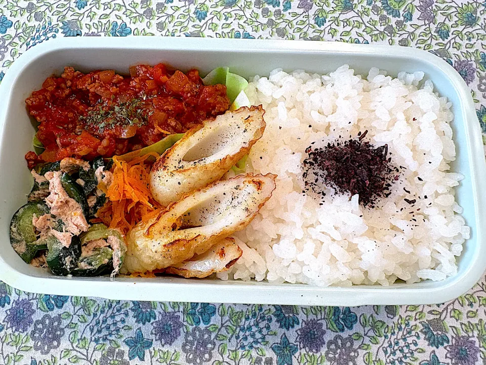 ミートソースじゃがいも、ちくわカレー風味焼き、人参しりしり、きゅうりツナマヨサラダ|おかーたまさん