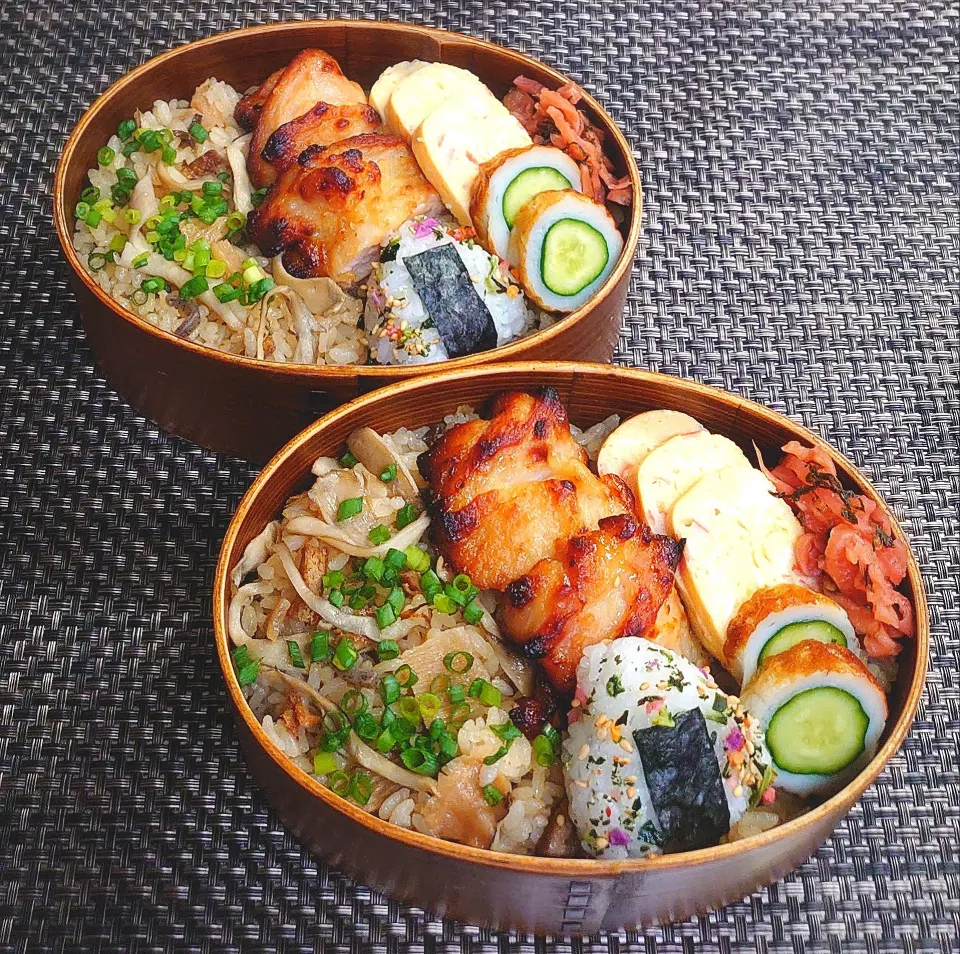 母とムスコのラブラブおソロ♪こむすび付き炊き込みご飯でおにぎりアクション弁当|からあげビールさん