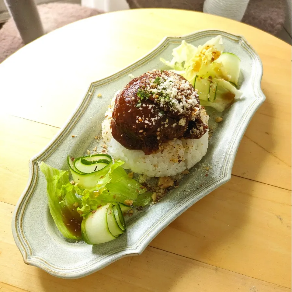 デュカとオリーブオイルのおにぎり、デミハンバーグのっけ、サラダ添え♪|mi_neneco♪さん