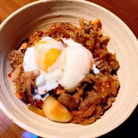 栃木和牛とオニオンのマヨネーズ粒マスタード炒めを温玉載せ牛丼しました〜🍜|quita (喜田)さん