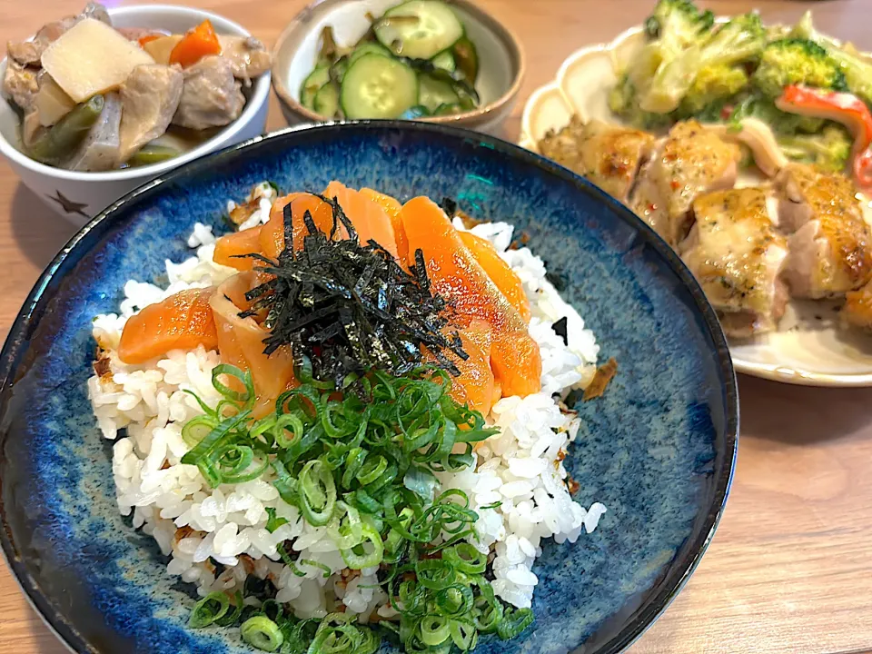 サーモン漬け丼メインの夕飯|yukopunさん