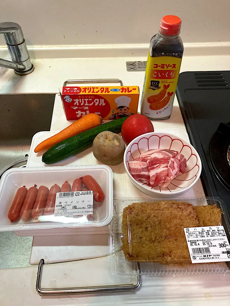 今日はオリエンタルマースカレー、ハムカツ、赤ウインナ、コーミソースといった名古屋が本場の食材を使い、ディープ名古屋めしハムカツカレーを作ります（実況中継開始）|なびさん