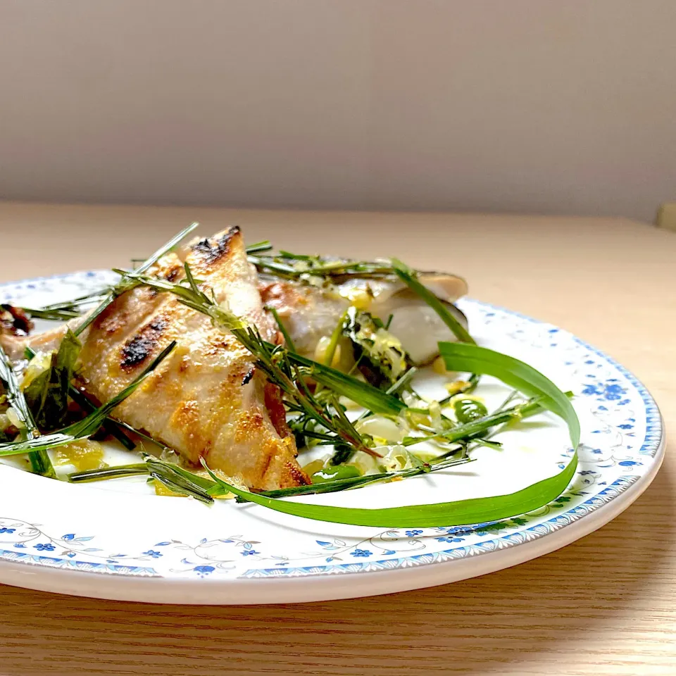 鹿児島産天然ブリカマのグリルはフレッシュハーブをオリーブオイルでテンパリングして回しかけいただきました|shikaさん