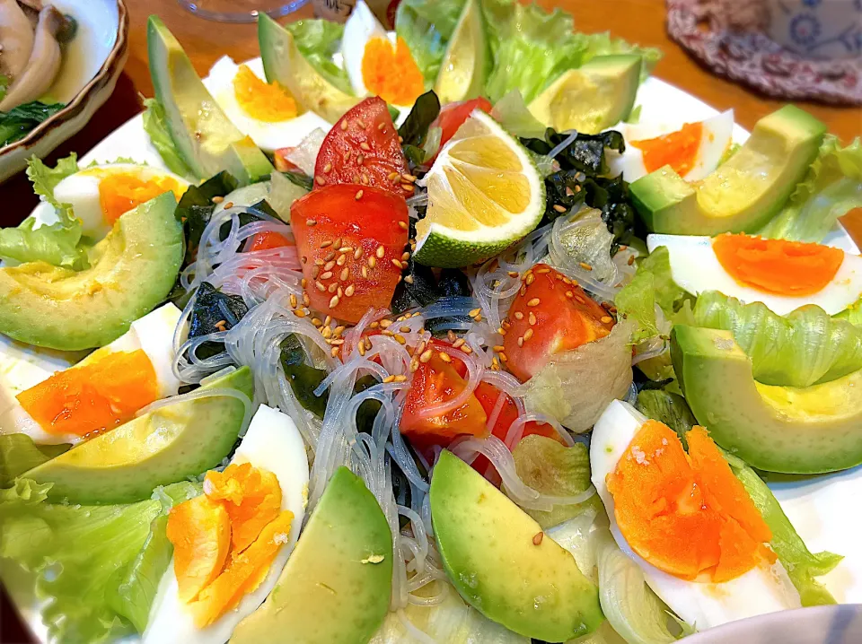 サラダ（ワカメ・春雨・トマト・アボカド・ゆで卵）|じゅんさんさん