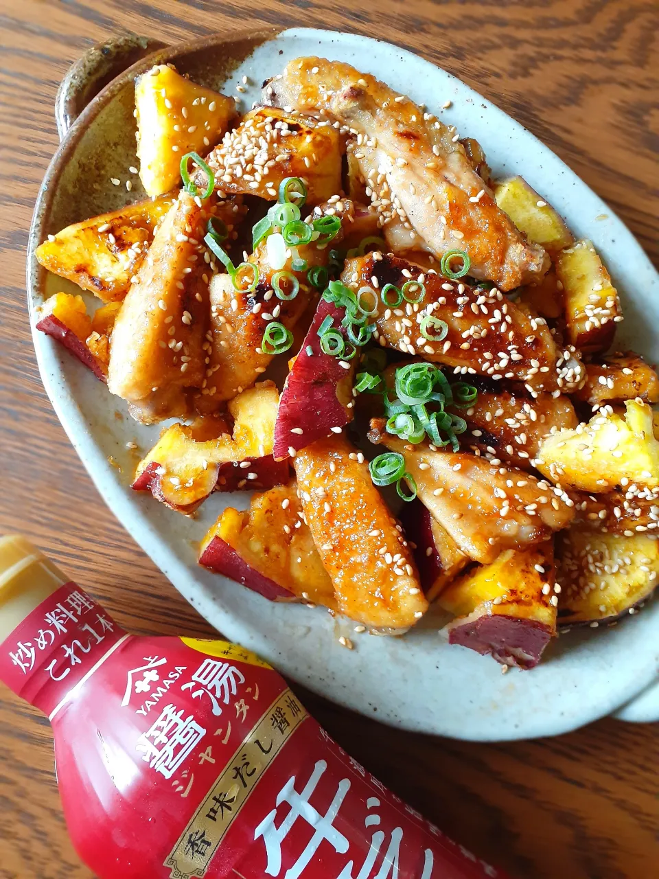 牛だしで鶏手羽中とさつま芋の甘辛焼き🍠|fumfumさん