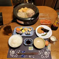 ご飯、簡単すき焼き、握り寿司,助六(太巻き,いなり寿司,鉄火巻き)、お惣菜コロッケ,茄子とオクラの素揚げ、六条麦茶、練乳かけ手作り牛乳プリン(夕飯)|enarinさん