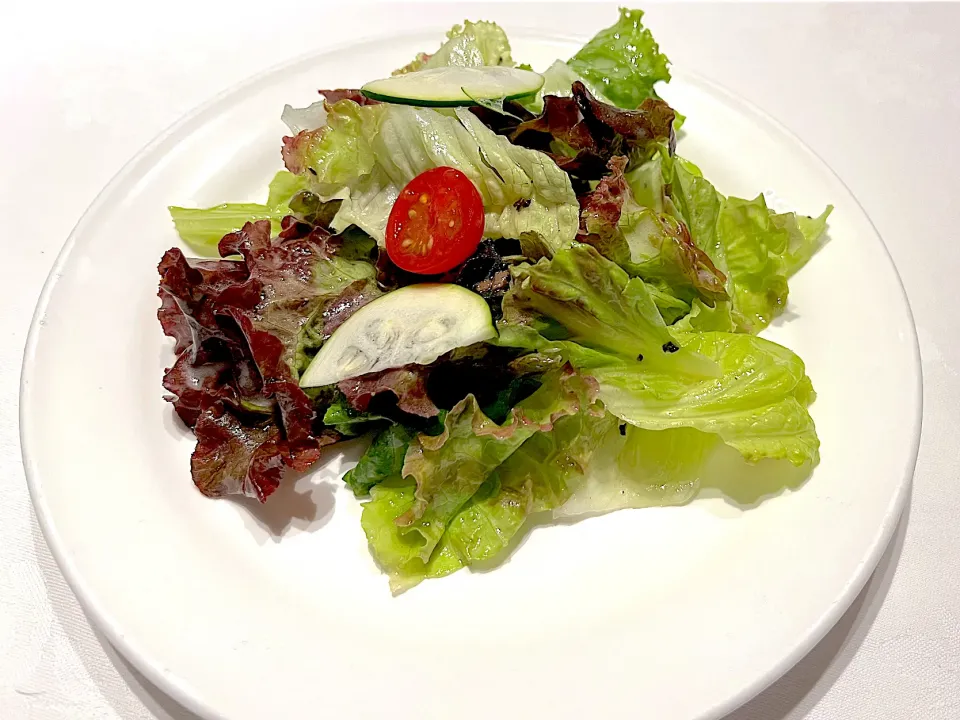 トリュフ香る軽井沢諸星農園の新鮮サラダ🥗|ゆうじ.さん