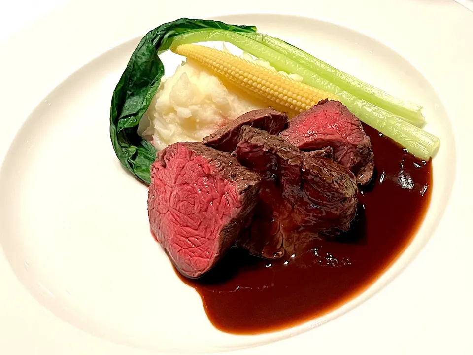 黒毛和牛モモ肉のロースト　赤ワインソース　Noix de boeuf de "KUROGE“ rôti sauce vin rouges|ゆうじ.さん