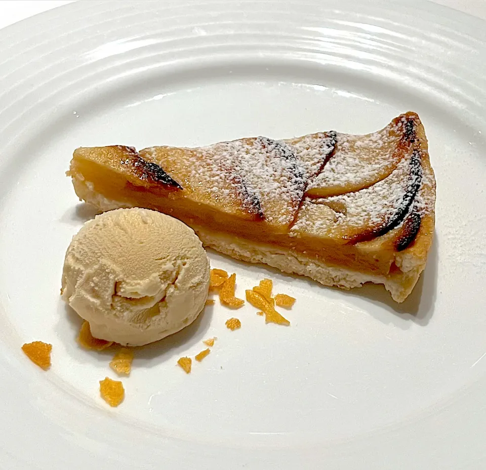 フランス産リンゴのタルト　キャラメルアイス添え|ゆうじ.さん