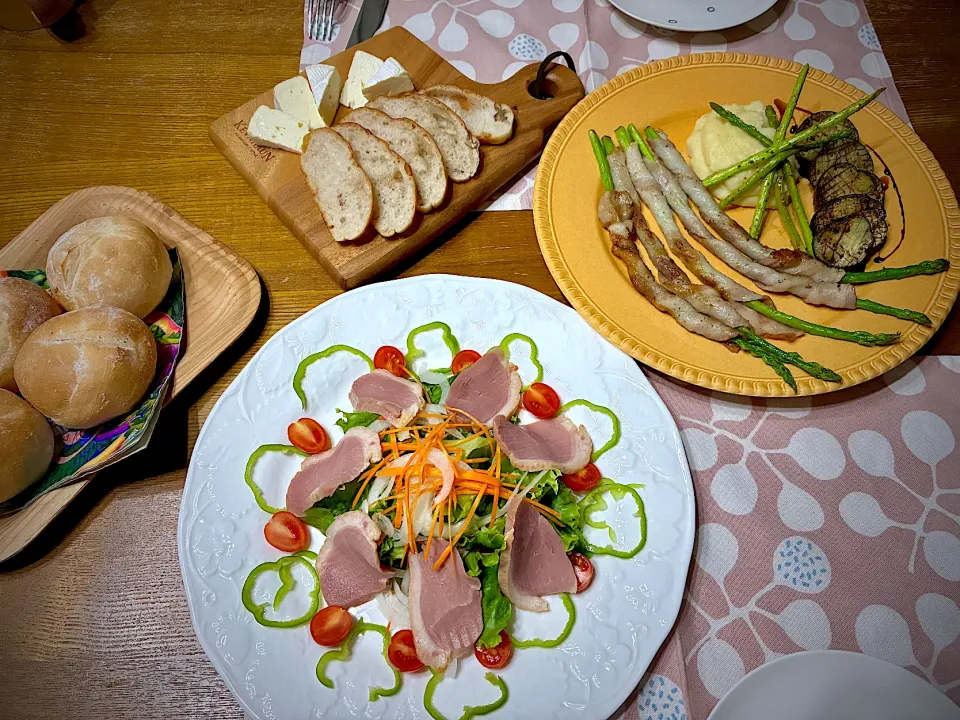 夕飯〜スモーク鴨のサラダ・アスパラの肉巻き・カマンベール|おさむさん