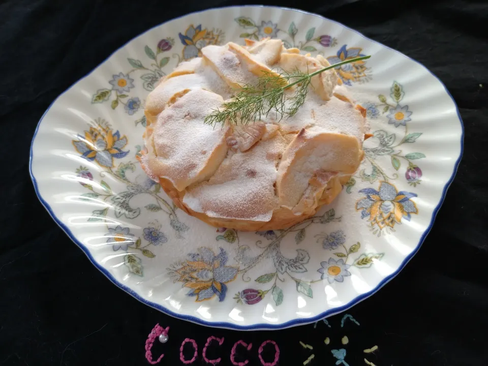 フライパンで10分腸活力6倍に♫小麦粉なしの焼きりんごケーキ✨|cocco+さん