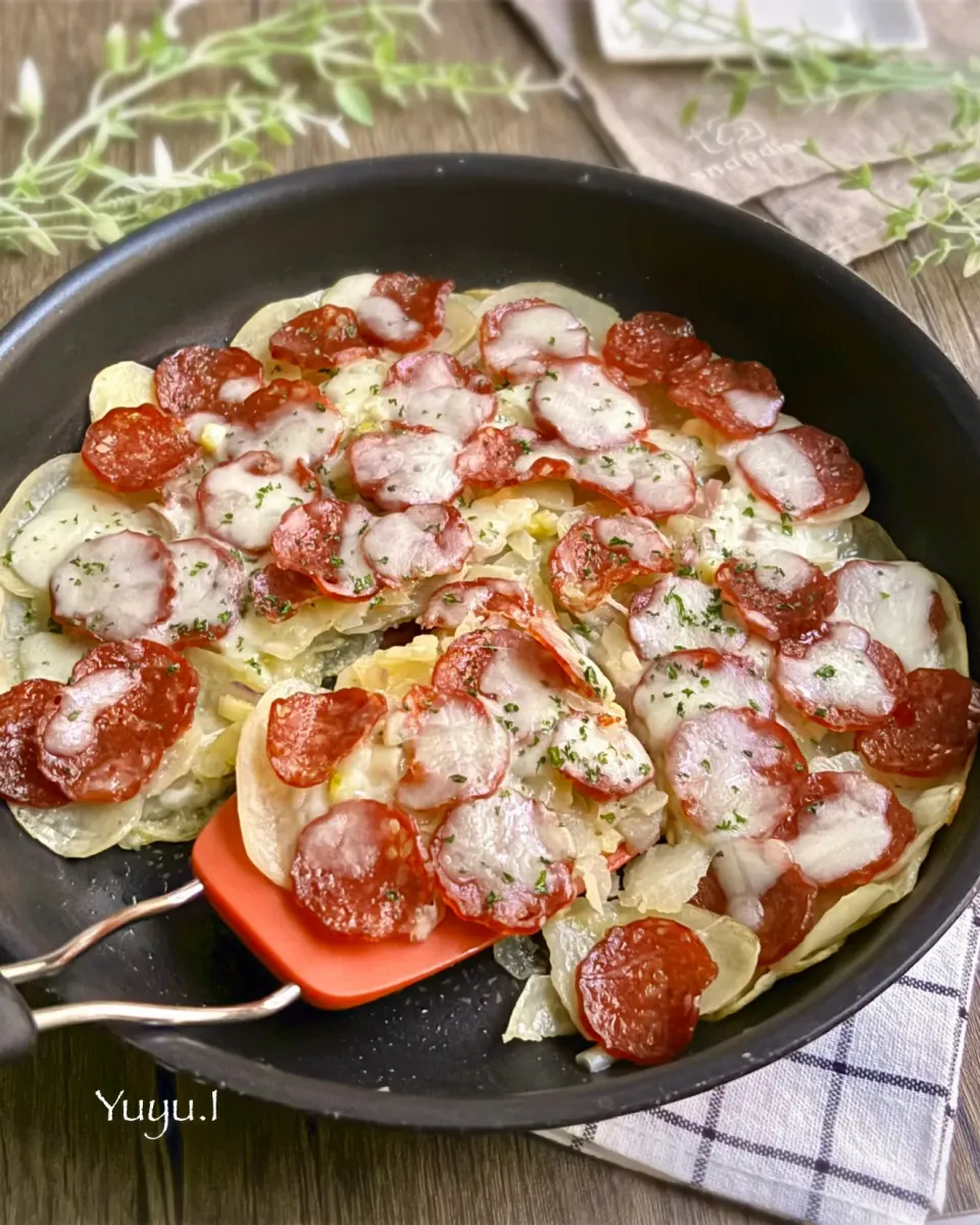 サラミとじゃがいものチーズ焼き|ゆーこどんさん