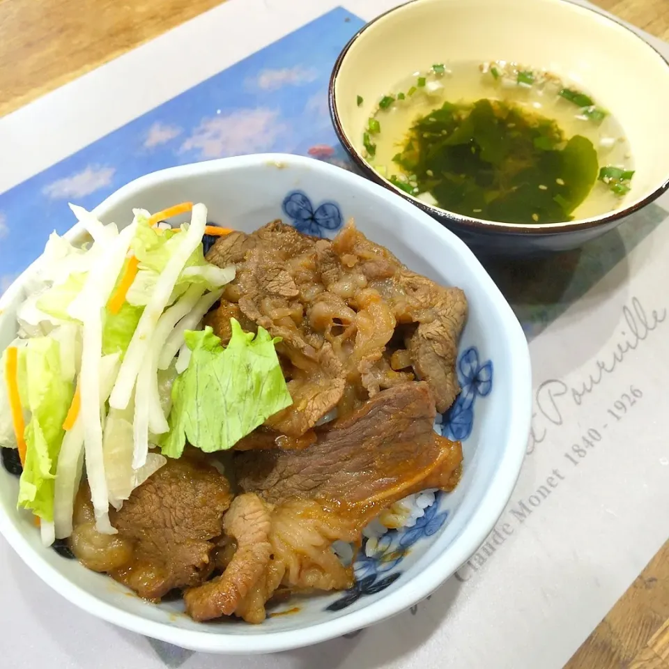 牛バラ焼肉丼とわかめスープ|puniさん