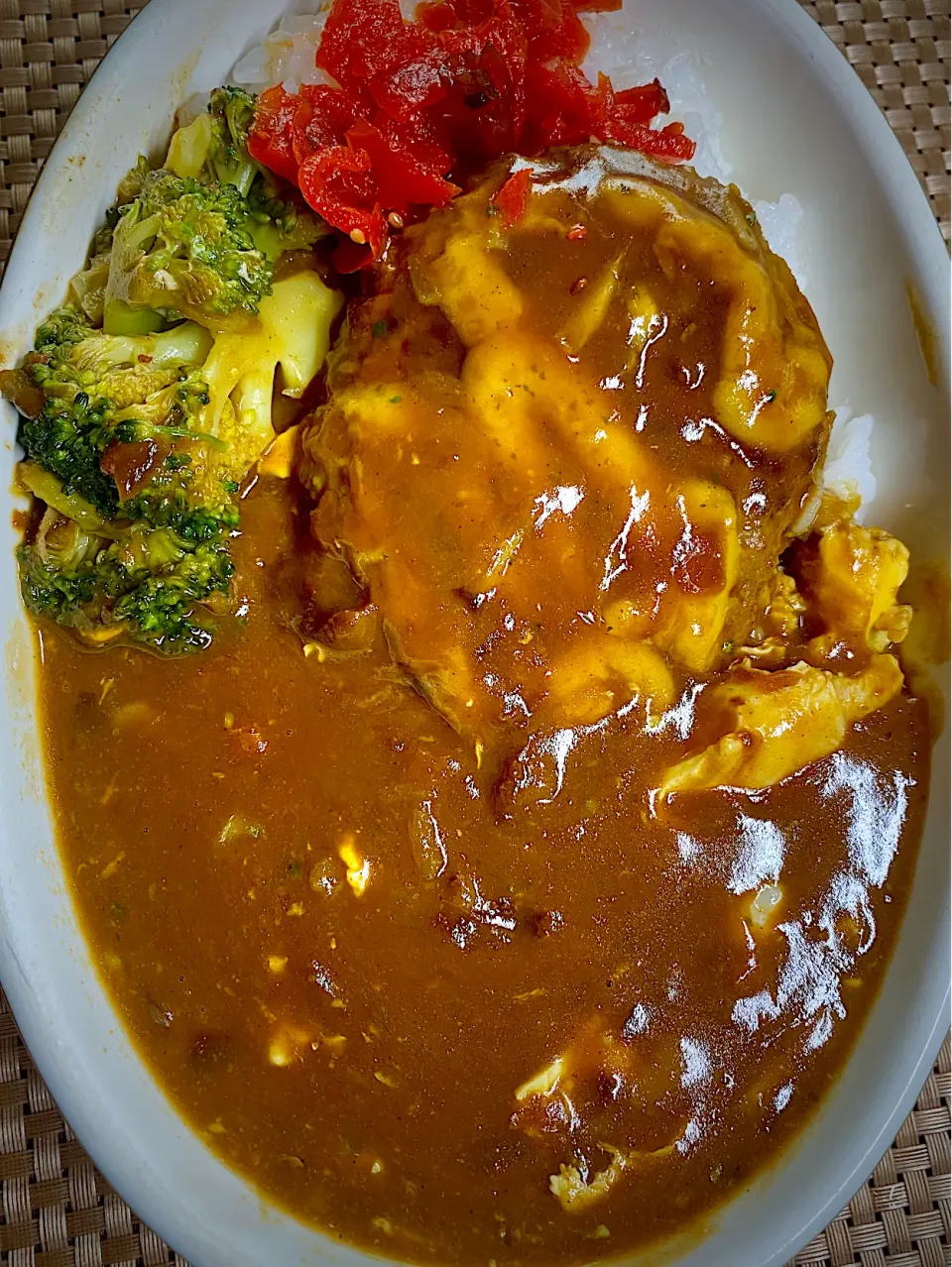 煮込みハンバーグカレー🍛|すくらんぶるえっぐさん