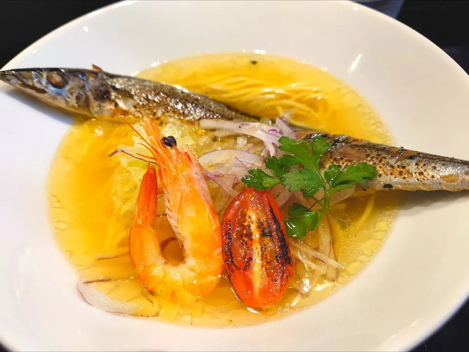 【隣のオイスターバーの姉妹店】 
【今週の限定】 
鶏そば・ラーメンTonari
秋刀魚のコンフィの塩ラーメン
＠神泉2分 
(JR渋谷駅から徒歩12分)
25270
〈醤126塩44噌󠄀20タ10昆9出14
F13冷27混3つ2焼1ポ1〉|大脇さん