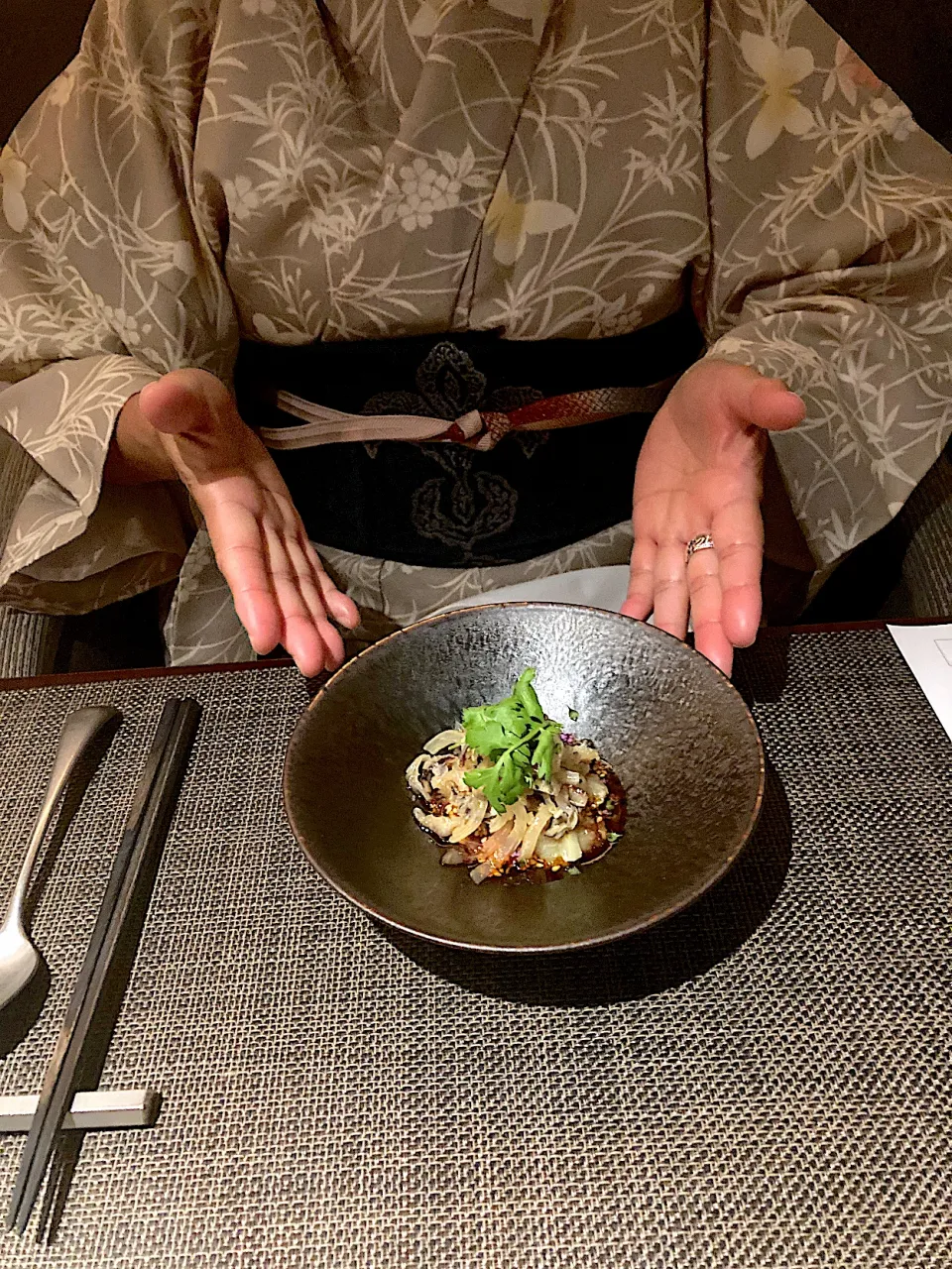 濃厚胡麻豆腐 こりこりクラゲ 特製よだれ鶏ソース（実況中継中）|なびさん