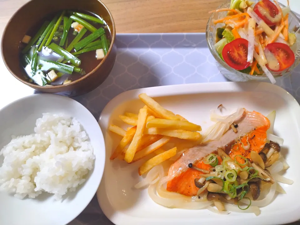 ニラ味噌汁　鮭のバター醤油焼き|さゆさん