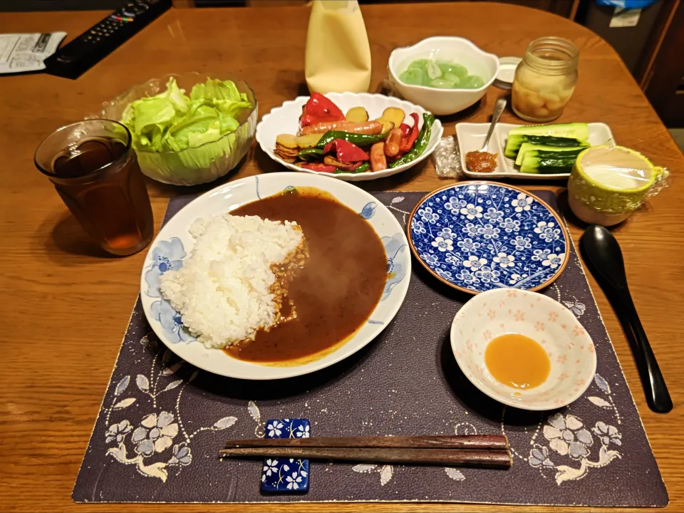 カレーライス、肉野菜ソテー、にんにく味噌キュー、レタス、刺身こんにゃく、六条麦茶、練乳かけ手作り牛乳プリン(夕飯)|enarinさん