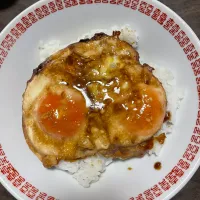 目玉焼きのバター醤油炒め丼|はぴはぴ005さん